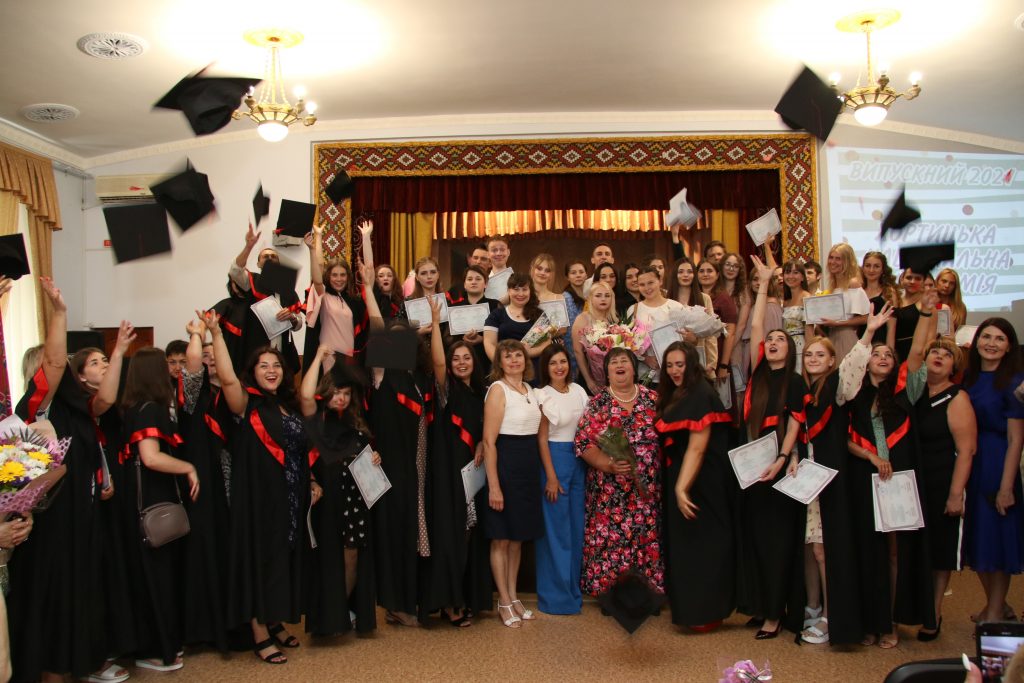 Вручення дипломів бакалаврів та магістрів Хортицької національної академії